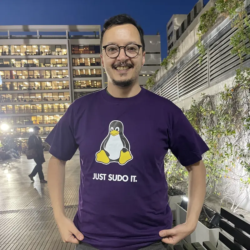 Nino usando su remera Zarpazo
