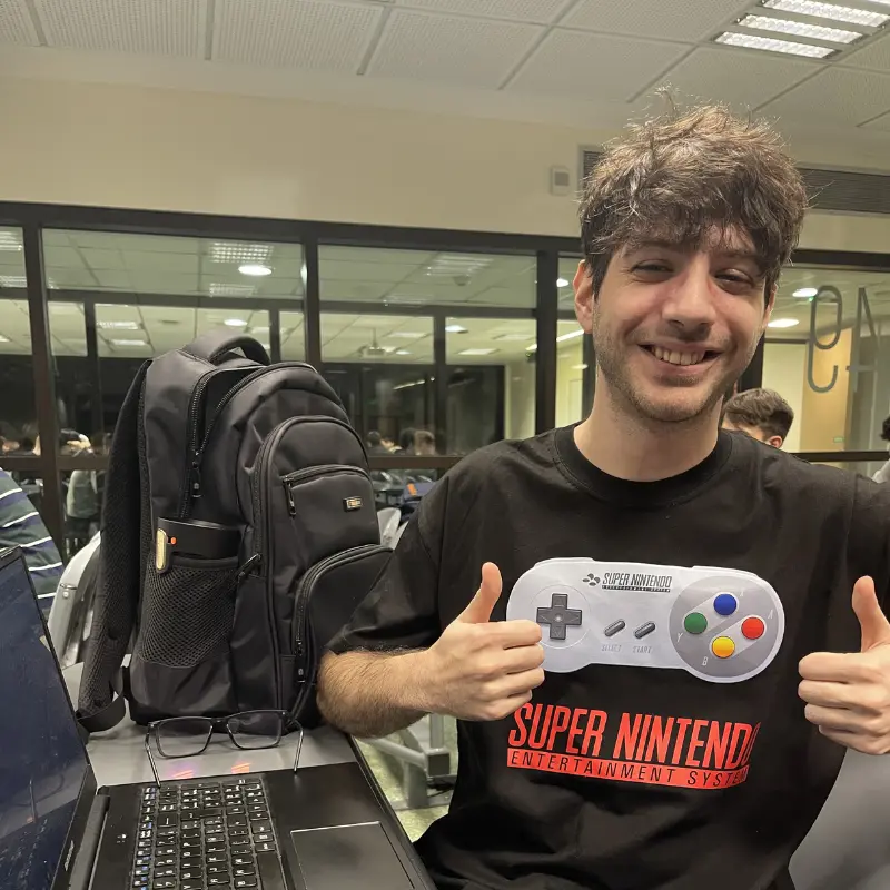 Manuel usando su remera Zarpazo